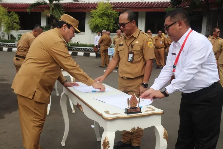 Pj Bupati Bogor saat memimpin apel pagi sekaligus Penandatanganan Pakta Integritas Netralitas ASN dalam pelaksanaan Pilkada 2024 di halaman kantor Setda Cibinong, Senin, 4 November 2024. (Diskominfo)