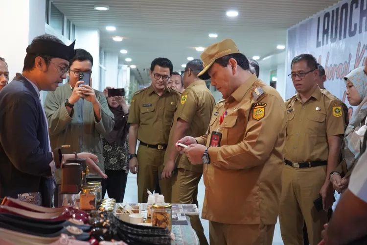 Pj Bupati Bogor Bachril Bakri saat peluncuran Kolaborasi Koperasi dan Usaha Mikro di Ruang Serbaguna I Setda Kabupaten Bogor, Senin, 4 November 2024. (Diskominfo)