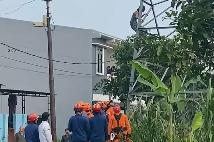 Petugas saat mengevakuasi seorang gadis yang memanjat menara sutet di Desa Waringin Jaya, Kecamatan Bojonggede, Kabupaten Bogor, Kamis, 14 November 2024. (Ist)