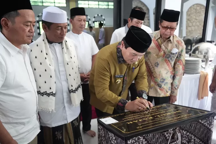 Pj Bupati Bogor Bachril Bakri saat meresmikan Masjid Nurul Fajar, di Desa Megamendung, Kecamatan Megamendung, Minggu, 17 November 2024. (Diskominfo)