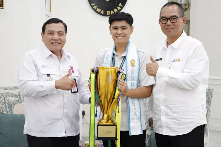 Pj Bupati Bogor Bachril Bakri bertemu dengan tenaga kesehatan di Puskesmas Jonggol yang menjadi&nbsp;juara nasional Duta Kesehatan Indonesia,&nbsp;Mochamad Djanu Anshar, di Ruang Kerja Bupati Bogor, Rabu, 4 Desember 2024. (Diskominfo)