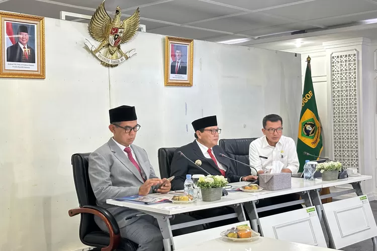 rapat koordinasi penyamaan persepsi terkait mitigasi dan simulasi penyesuaian penerapan Pajak Kendaraan Bermotor (PKB), Bea Balik Nama Kendaraan Bermotor (BBNKB) dan Opsen Pajak di Ruang Rapat Setda Kabupaten Bogor, Kamis, 19 Desember 2024. (Diskominfo)