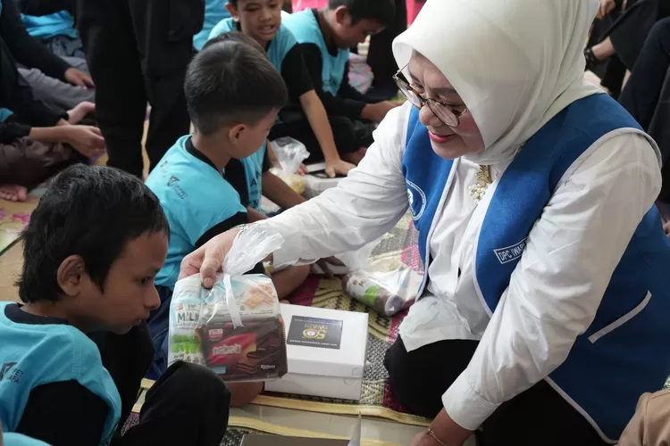 IWAPI Kabupaten Bogor dan Pemkab Bogor membagikan makanan bergizi gratis di Balai Kesejahteraan Sosial (BKS) Puspanegara Citeureup, Kabupaten Bogor, Senin, 10 Februari 2025. (Diskominfo)