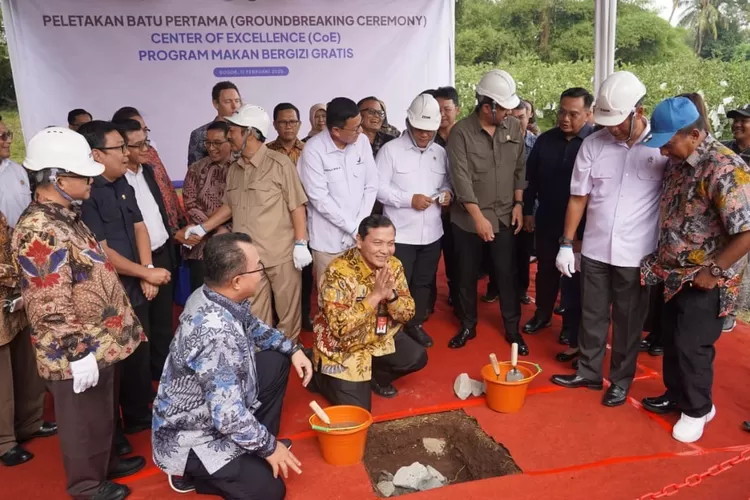 peletakan batu pertama pembangunan Center of Excellence Program Makan Bergizi Gratis di IPB University, Dramaga, Kabupaten Bogor, Selasa, 11 Februari 2025. (Diskominfo)