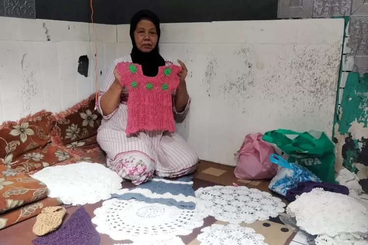 Hasil rajutan warga Kampung Anyar, Kecamatan Cisarua, Kabupaten Bogor, Sabtu, 15 Februari 2025. (Deni for Metropolitan)