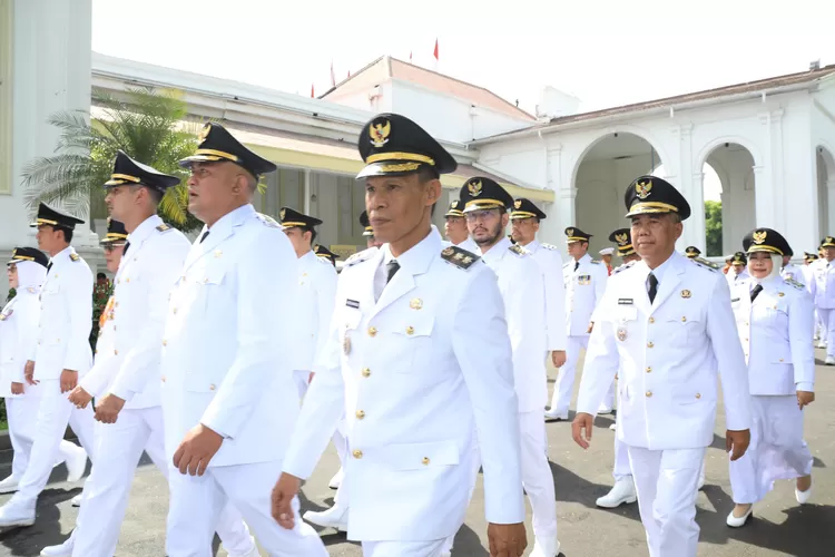 Bupati dan Wakil Bupati Bogor Rudy Susmanto - Ade Ruhandi bersama kepala daerah lain saat mengikuti pelantikan di Istana Negara, Jakarta, Kamis, 20 Februari 2025. (Diskominfo)
