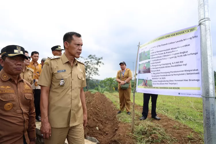 Wakil Bupati Bogor Jaro Ade saat meninjau progress penggunaan Dana Desa di Desa Purwasari, Selasa, 25 Februari 2025.
