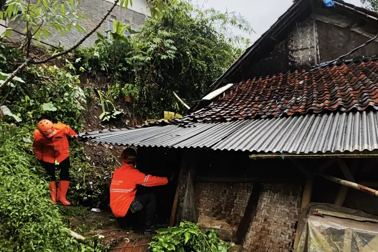 longsor Tembok Penahan Tanah (TPT) di Kampung Babakan, Desa Cibedug, Kecamatan Ciawi, Kabupaten Bogor, Senin, 24 Februari 2025. (Diskominfo)