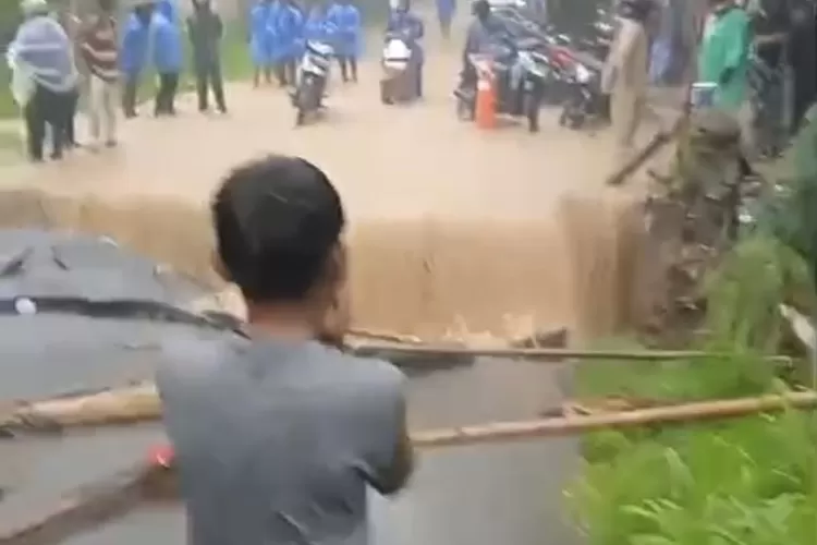 Kondisi akses jalan Citeureup - Sukamakmur, Kabupaten Bogor dikabarkan terputus. (Tangkapan layar)