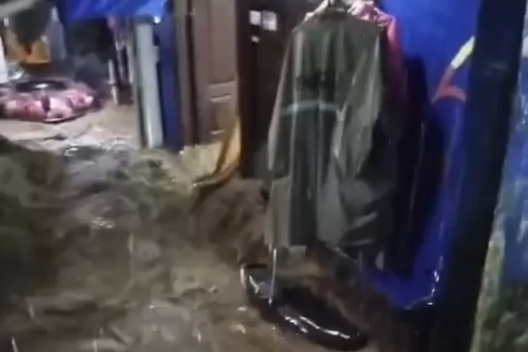 Banjir di kawasan Cisarua, Kabupaten Bogor, merendam pemukiman warga, Minggu, 2 Maret 2025 malam. (Tangkapan layar)