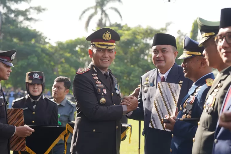 Pada Hari Bhayangkara ke 79 Bupati Bogor Rudy Susmanto mendapatkan penghargaan (Ist)