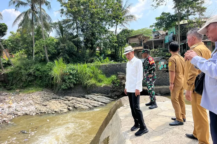 Wakil Bupati Bogor, Jaro Ade melihat langsung lokasi irigasi rusak di Desa Kalong Liud (ist)