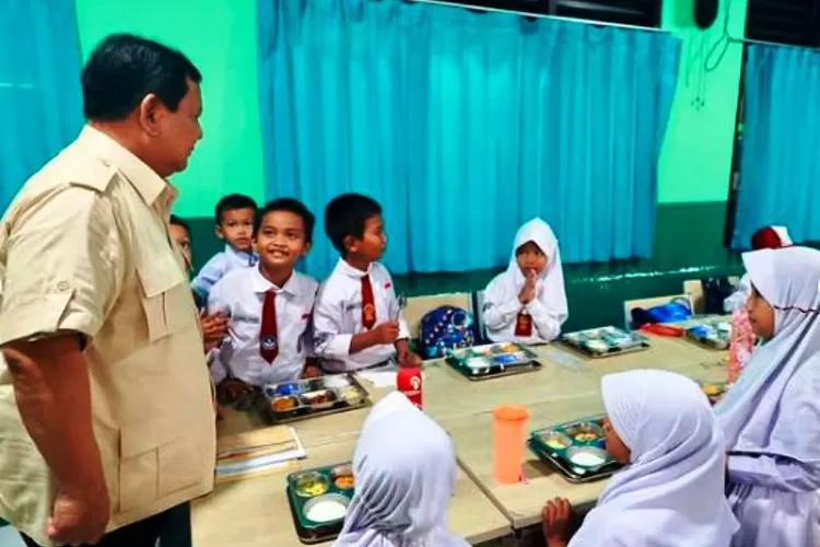 Prabowo Saat Meninjau Pelaksanaan Program Makan Bergizi Gratis di SDN 1 dan SDN 2 Kedung Jaya, Bogor, Jawa Barat.  (instagram.com/prabowo)