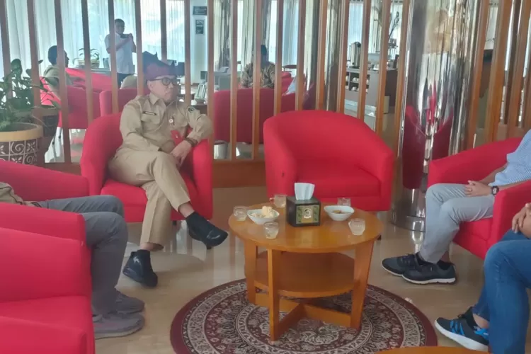 Sekda Banyuwangi H Mujiono Disebut Sebagai Kartu Truf di Pilkada Serentak 2024, Ini Jawaban Eksklusifnya (Dok. Laros Media / Promedia Teknologi Indonesia)