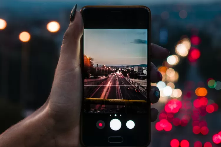 tips mengatur kamera hp agar hasil foto malam lebih tajam (Dok. Canva)