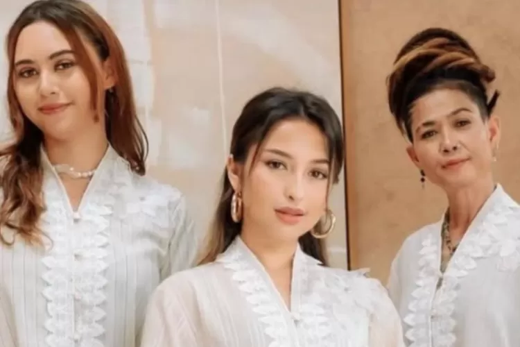 Potret Zoe Wassink (kiri), Jennifer Coppen (tengah), dan Yaya (kanan). (Instagram/jennifercoppenreal20) (Laros.ID)