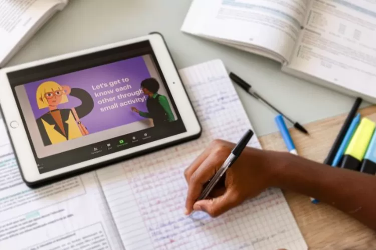 Aplikasi belajar bahasa asing dapat memudahkan Anda dalam berbicara dan menulis (Dok. Canva)