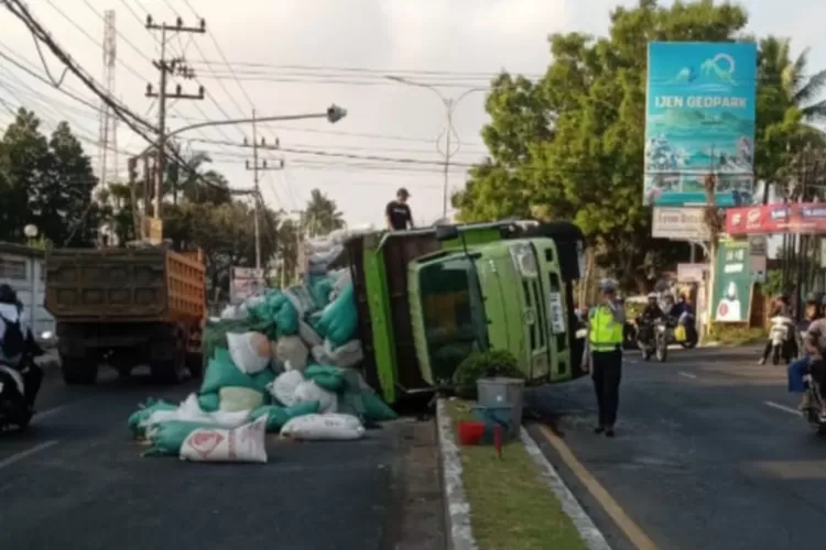 Truk Muatan Pupuk Terguling Usai Tabrak Pembatas Jalan Banyuwangi, Ini ...