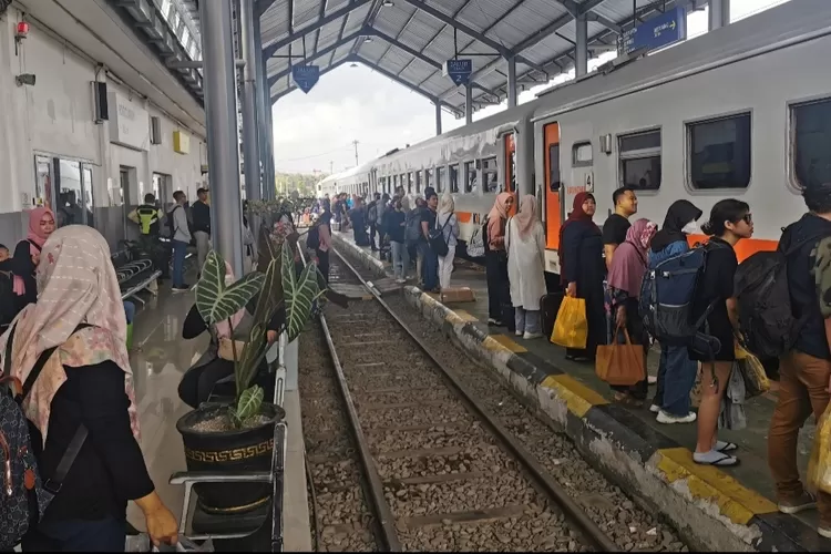 Masa Angkutan Nataru Berlaku Selama 18 Hari KAI Daop 9 Jember Operasikan 20 Kereta Api Adatah