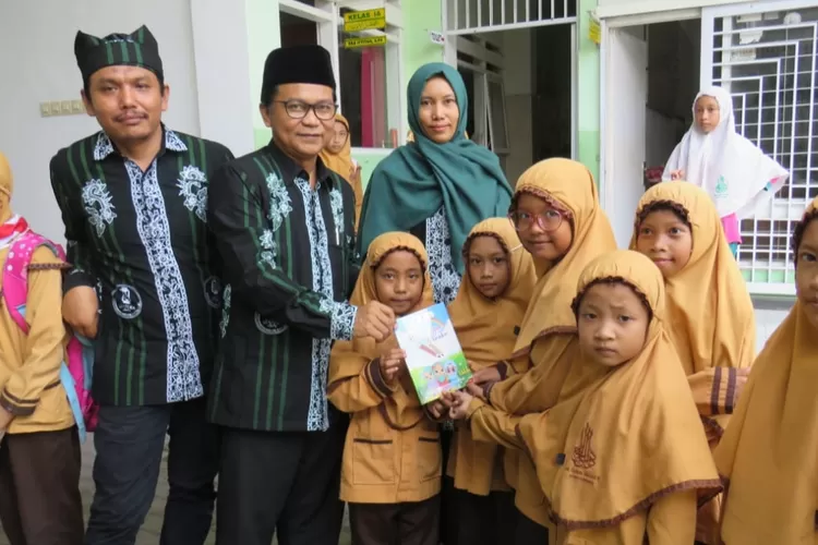 Hari Guru Nasional, Siswa MI Di Banyuwangi Berikan Kado Buku Berjudul ...