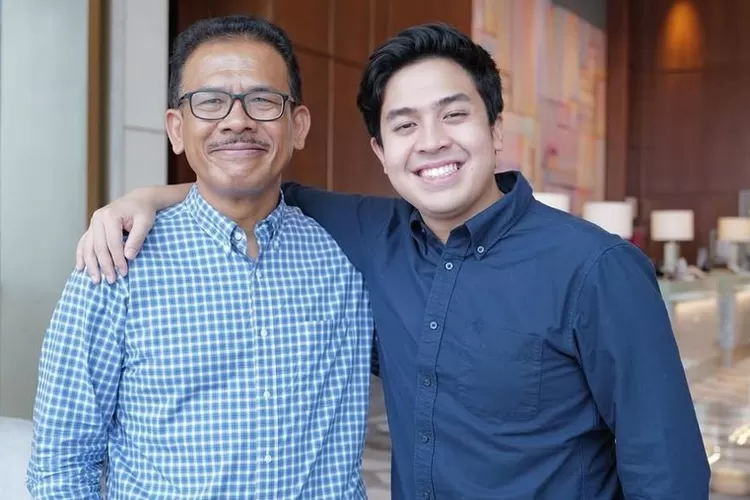 Potret haru ayah Jerome Polin sebelum wafat, terlihat sempat menunduk berdoa di samping ranjang rumah sakit dengan tangan terinfus (Instagram @jeremipolin)