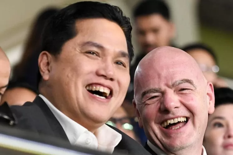 Presiden FIFA, Gianni Infantino (kanan) berikan ucapan selamat untuk Erick Thohir (kiri) yang dilantik jadi Menpora. (Instagram/gianni_infantino)
