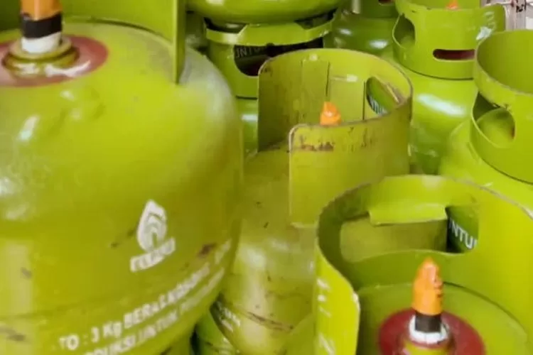 Praktik kecurangan gas LPG 3 kg di lapangan yang membuat negara merugi hingga Rp13 triliun. (Pertamina Patra Niaga)