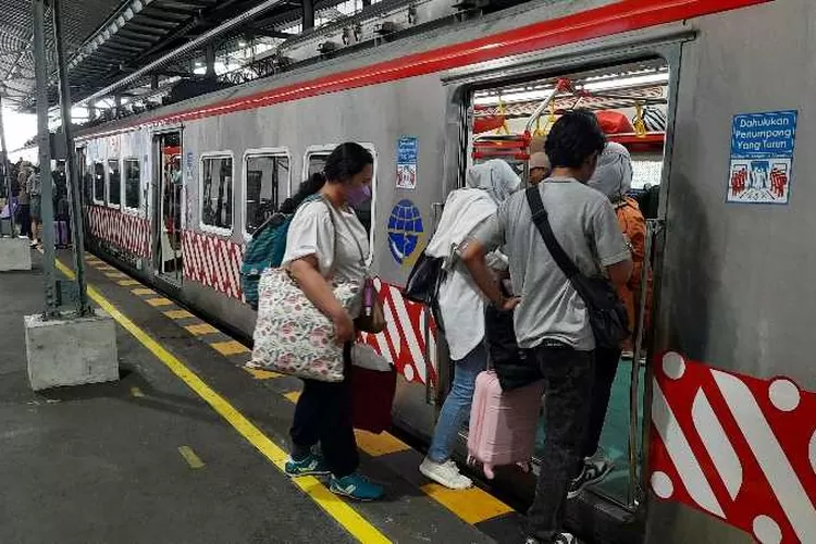 Pengguna KRL Solo-Yogyakarta di Stasiun Solo Balapan (Endang Kusumastuti)
