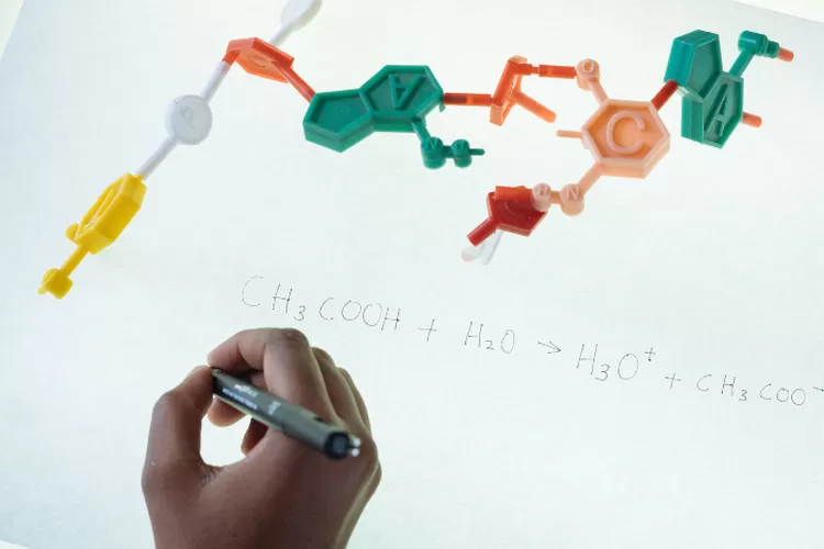 Ilustrasi contoh soal kimia beserta pembahasan. (Foto: RF._.studio/ Pexels)