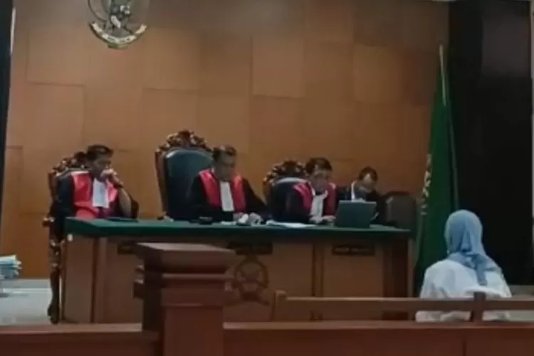 Hakim Pengadilan Negeri (PN) Jakarta Timur mengetok vonis kepada terdakwa  penipuan unvestasi fiktif Yunita Hermawati dengan hukuman kurungan 1 Tahun. Namun puluhan iorban protes keras karena putusan Hakim dinilai tak adil (AG Sofyan )