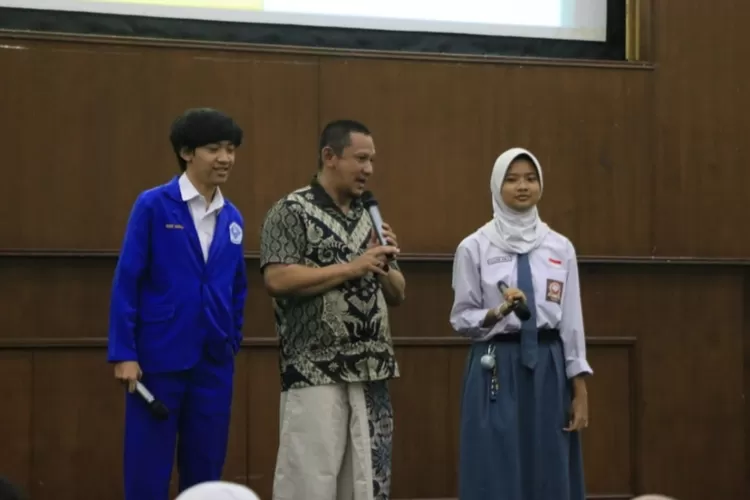 Psikolog Andi Hadiansyah berinteraksi dengan peserta tes minat dan kepribadian yang diselenggarakan Universitas Al-Azhar Indonesia (UAI) (AG Sofyan )