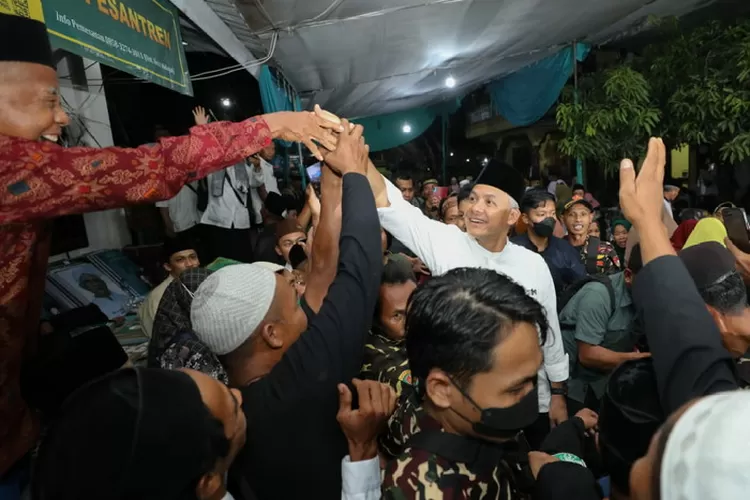 Ganjar Pranowo dalam rangkaian acara Haul Syaikh Abdul Qadir Al Jailani di Ponpes Roudlotussholihin, Purwosari, Kecamatan Padang Ratu, Kabupaten Lampung Tengah. Foto: Istimewa