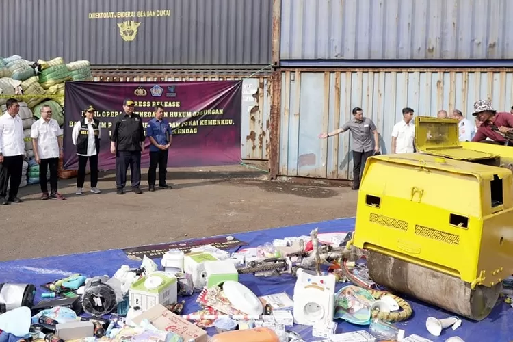 Menko Perekonomian Airlangga Hartarto memimpin pemusnahan barang impor ilegal di Komplek Tempat Penimbunan Pabean Bea dan Cukai Cikarang, Bekasi, Jawa Barat, Kamis (26/10/2023). (ekon.go.id)