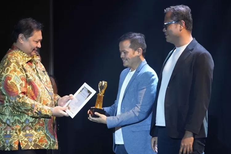 Menteri Koordinator Bidang Perekonomian Airlangga Hartarto menyerahkan penghargaan FFWI 2023 kepada pemenang kategori komedi yang berhasil disabet oleh film Star Syndrome besutan sutradara Soleh Solihun (ekon.go.id)