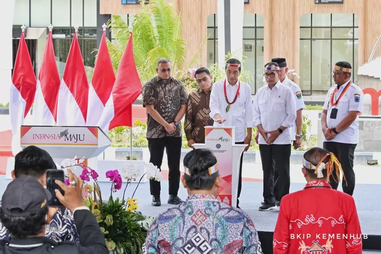 Presiden Joko Widodo meresmikan Bandara Mentawai