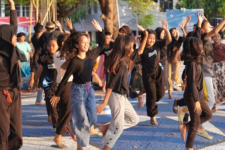 Siswa sekolah semangat berlatin untuk acara tradisi Pulang Babang