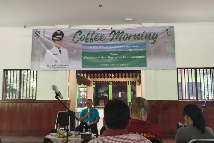 Pj Wali Kota Bekasi, Raden Gani Muhammad saat menggelar acara Coffe Morning bersama insan pers, di Pendopo Wali Kota Bekasi, Sabtu (27/10/2023). (FOTO: Dharma/Suarakarya.id)