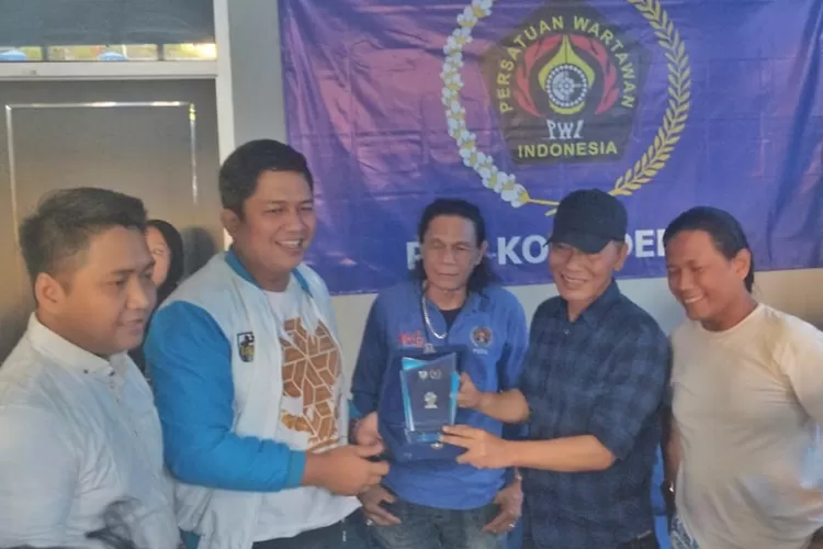 Ketua KNPI Kota Depok Army Mulyanto saat berkunjung ke kantor PWI Kota Depok (Ist)