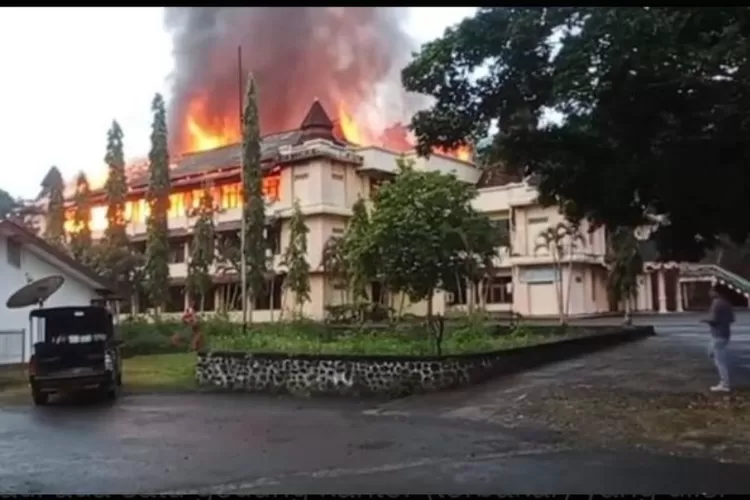 Sebagian Kantor Bupati Jayapura Hangus Terbakar (Istimewa)