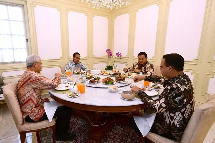 Presiden Jokowi melakukan santap siang bersama tiga calon presiden pada pemilihan presiden 2024, yaitu Prabowo Subianto, Ganjar Pranowo, dan Anies Baswedan di Istana Merdeka, Jakarta, Senin (30/10/2023).   (BPMI Setpres/Lukas)