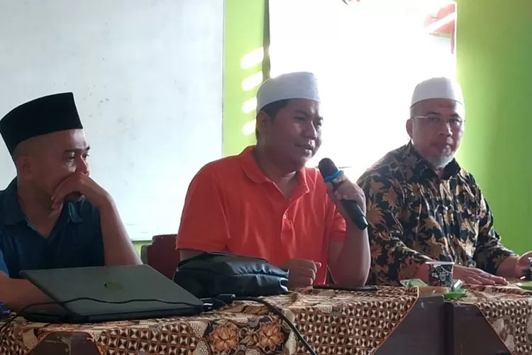 Karman BM (tengah), alumni Ponpes Nurul Hakim Kediri, Lombok Barat.  (Suara Karya/ist)