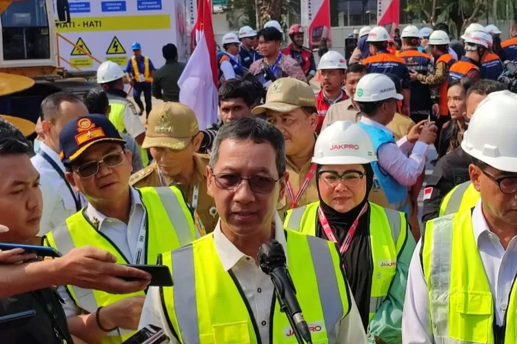 Pj Gubernur DKI Jakarta Heru Budi Hartono melakukan peletakan batu pertama pembangunan LRT Jakarta fase 2 (Rawamangun- Manggarai), Senin (30/10/2023)