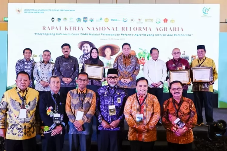 Sebagai wujud apresiasi, dalam Rakernas Reforma Agraria di Jakarta, Selasa (31/10/2023),  dilakukan penyerahan penghargaan bagi Provinsi Pelaksana Reforma Agraria Terbaik dengan 4 kategori pemenang (ekon.go.id)