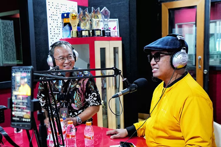  Ketua Komisi A DPRD Kota Bandung, H. Rizal Khairul, S.IP., M.Si., saat menjadi narasumber dalam talk show OPSI di Radio PR FM Bandung, kemarin ini. Nicko/Humpro DPRD Kota Bandung.