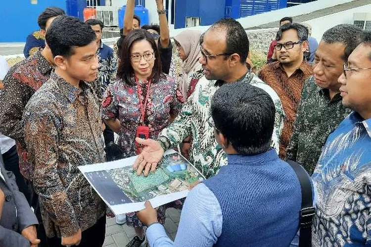 Dubes UEA untuk Indonesia bersama Wali Kota Solo Gibran Rakabuming Raka meninjau lokasi pembangunan RS khusus Kardiologi di Solo (Endang Kusumastuti)