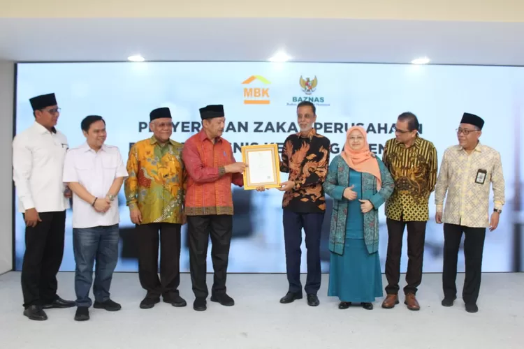 Ketua Baznas RI Noor Achmad (keempat dari kiri) menerima zakat perusahaan dari  Presdir PT MBK Ventura Syahiq Dhanani  sebesar Rp 5,4 miliar dari  Pre untuk pengentasan kemiskina  dan stunting di Indonesia.