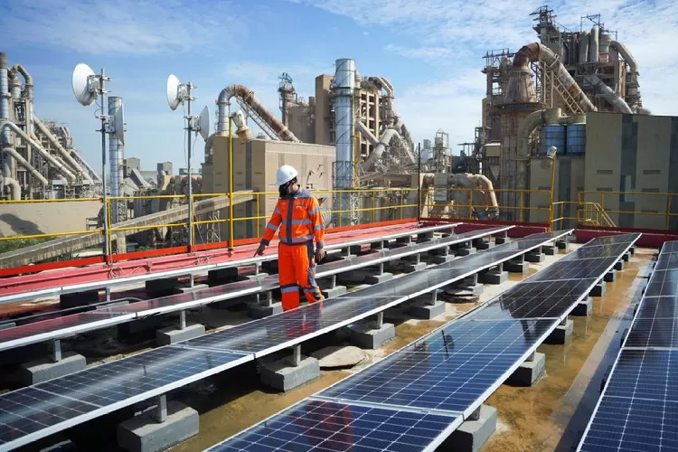 Fasilitas solar panel SIG di Pabrik Tuban