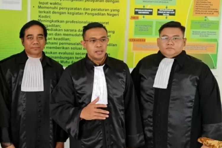 Kuasa Hukum terdakwa Yunus Adhi Prabowo ( tengah) mengapresiasi  keputusan hakim  atas  kasus ini 