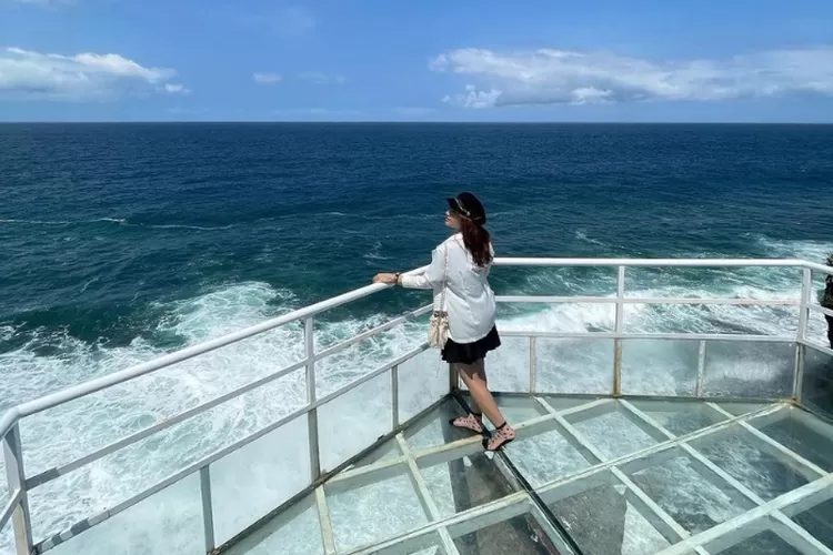 Pantai Nguluran Yogyakarta, Rekomendasi Wisata Viral dengan Spot Foto yang Membuat Jagad Media Sosial Heboh (Foto: Instagram.com/ teraskaca)
