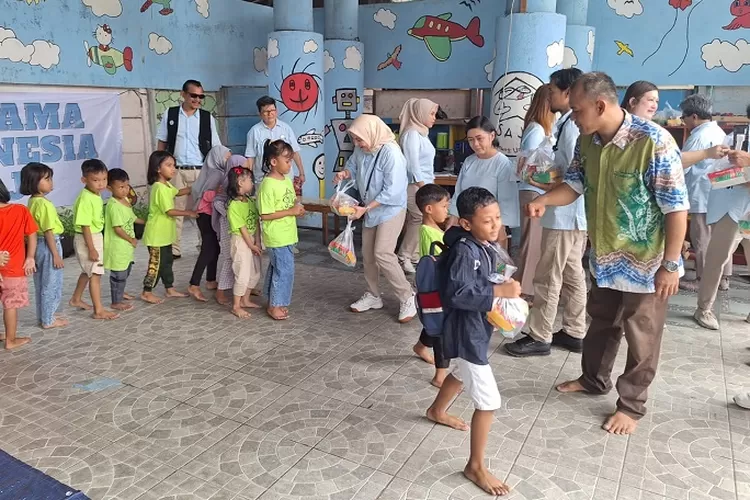 Relawan Prabowo Rabu Biru Untuk Indonesia (RBUI) membagikan makan siang dan susu untuk anak jalanan yang dibina S.A.J.A di Jalan Petak Asem Selatan, Penjaringan, Jakarta Utara, Jumat siang. (Ist)